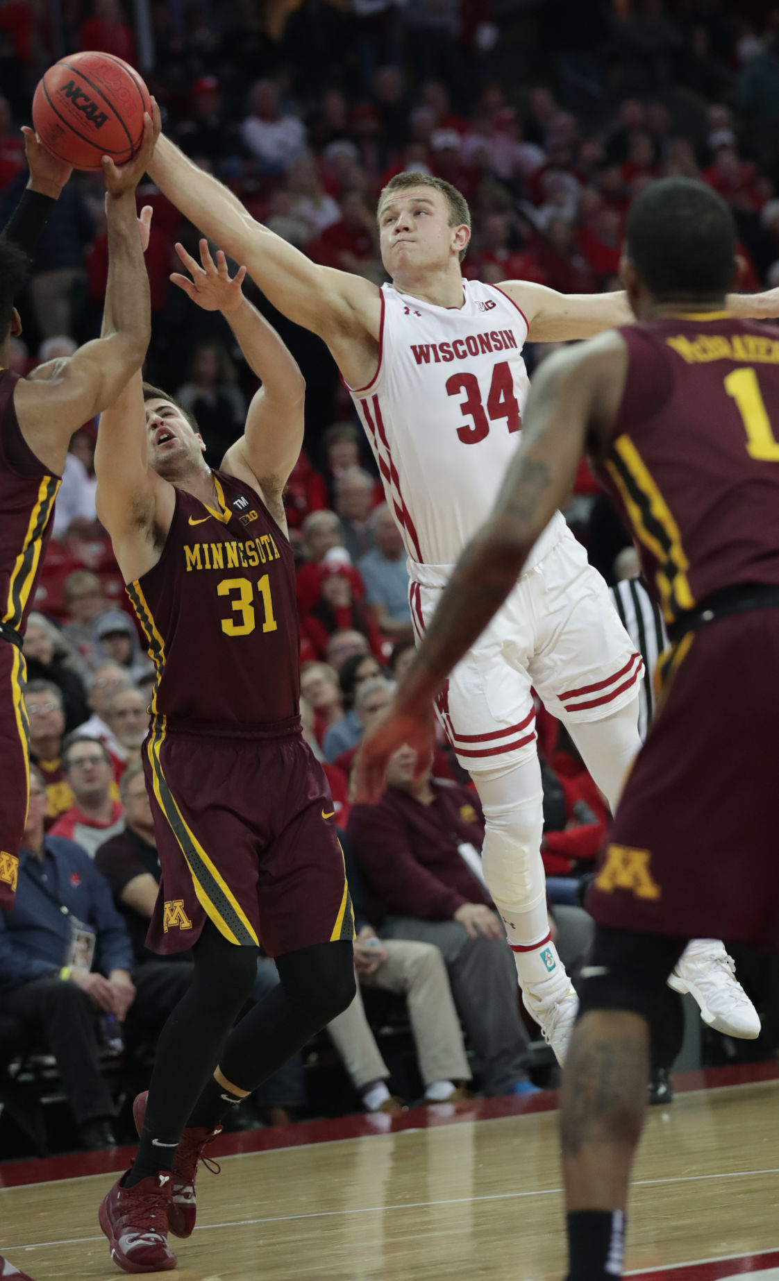 Golden Gophers 59, Badgers 52